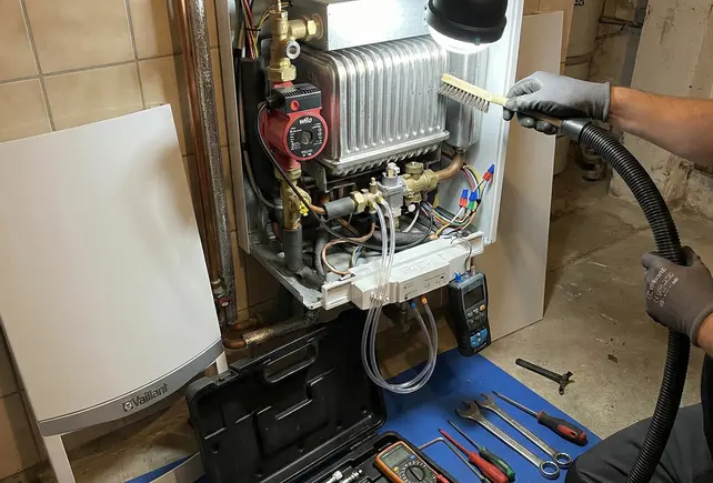 Innenleben einer Vaillant Therme bei der Wartung